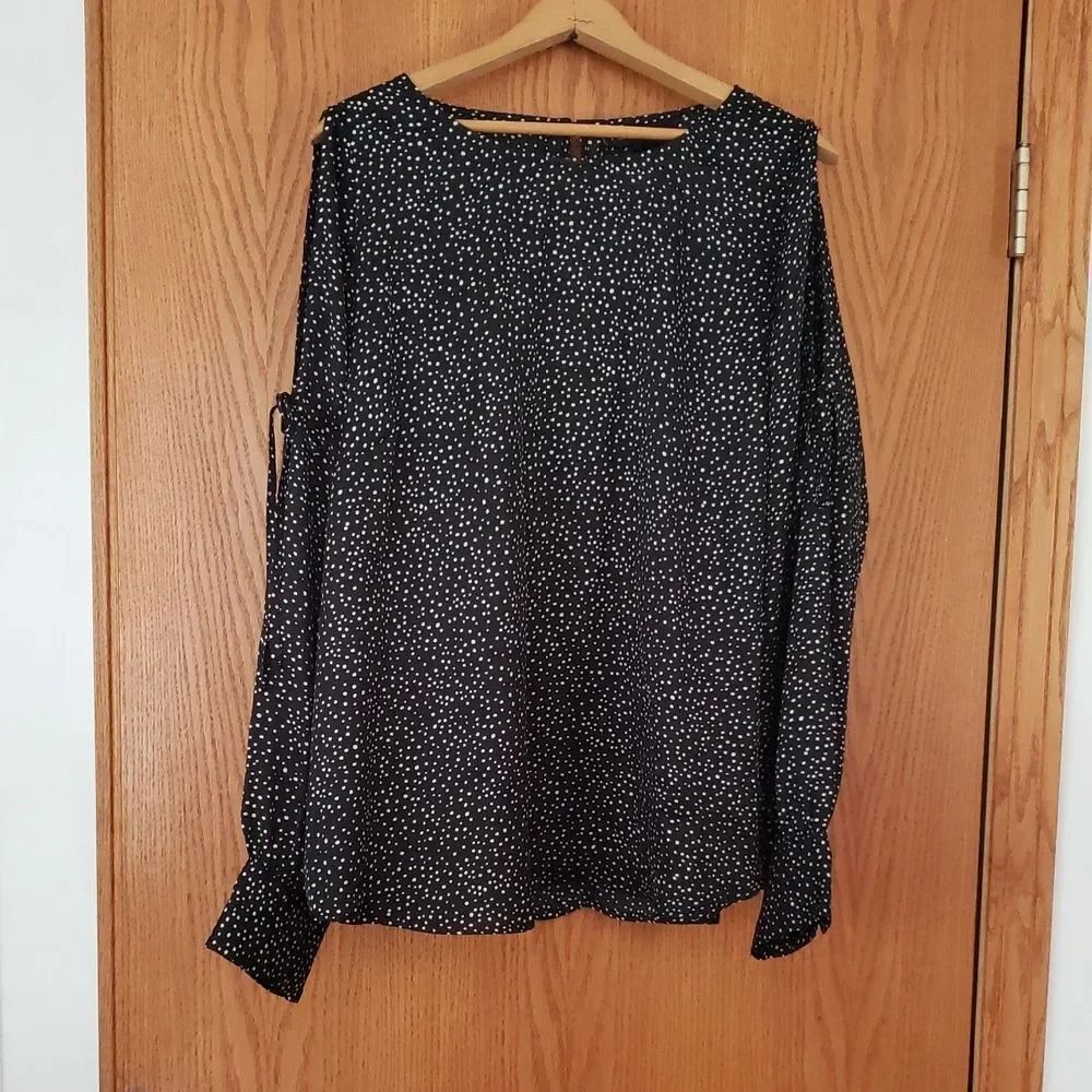 Lane Bryant Black White Polka Dot Cold Shoulder Top Sz 20